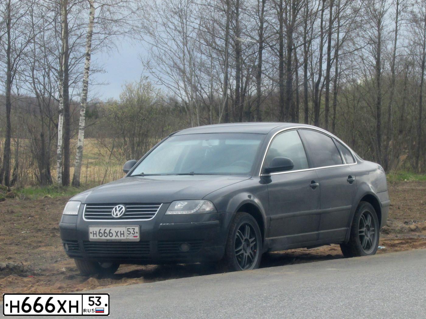 Фото автомобиля VOLKSWAGEN PASSAT, 2004 — госномер Т693РУ60. Цвет: ЧЕРНЫЙ