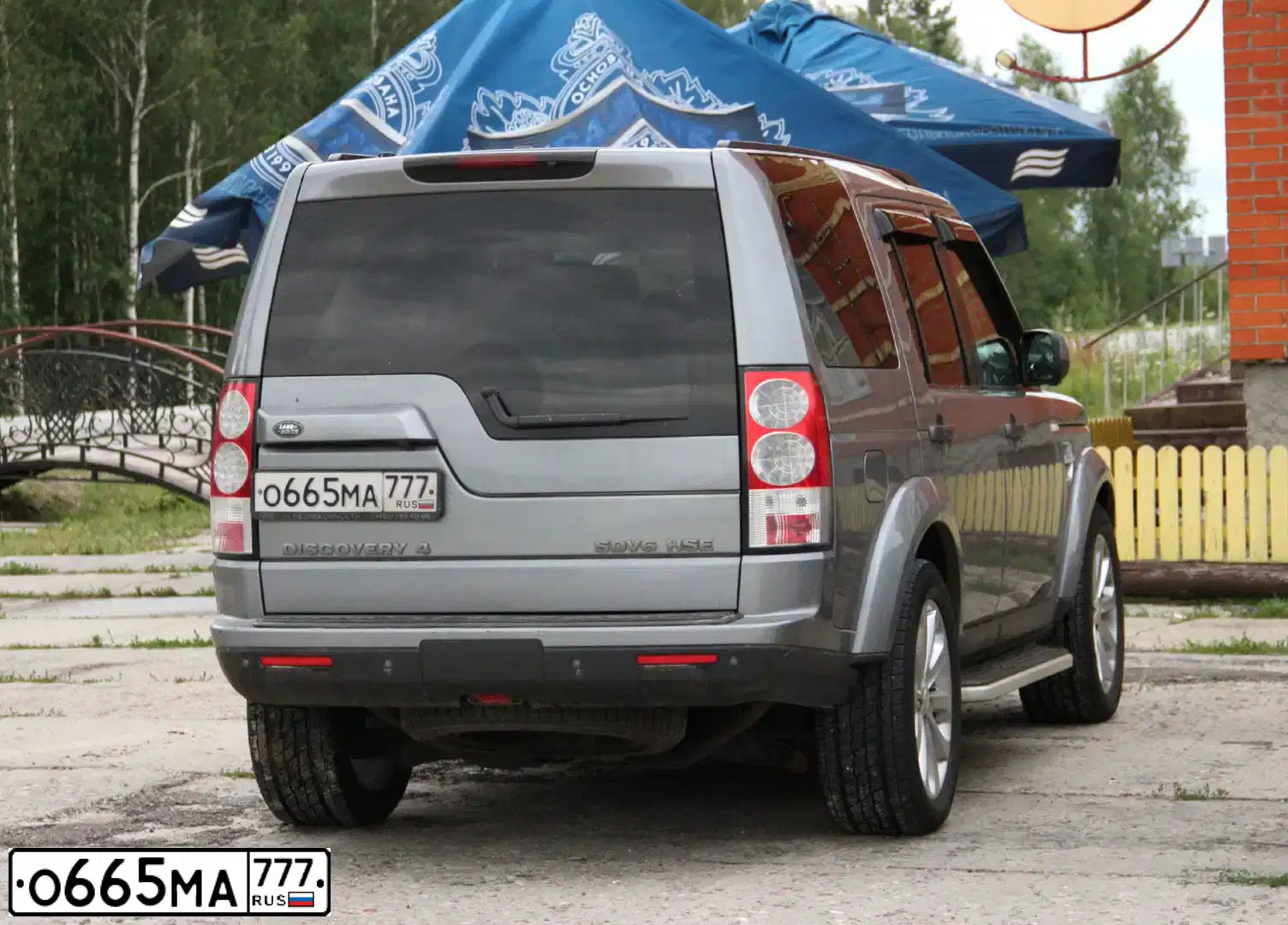 Фото автомобиля LANDROVER DISCOVERY, 2012 — госномер О665МА777. Цвет: СЕРЫЙ