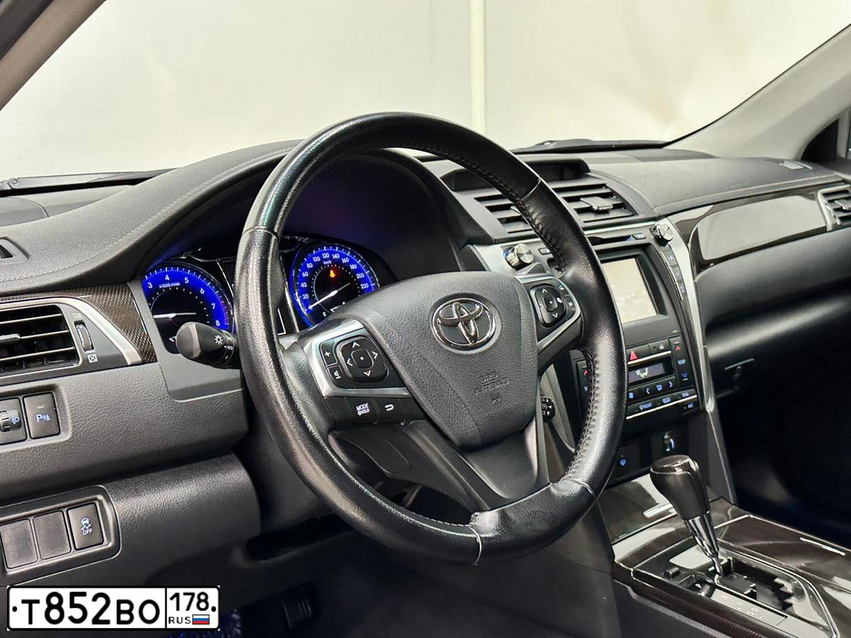 Фото автомобиля TOYOTA CAMRY, 2015 — госномер К620ЕР122. Цвет: ЧЕРНЫЙ МЕТАЛЛИК