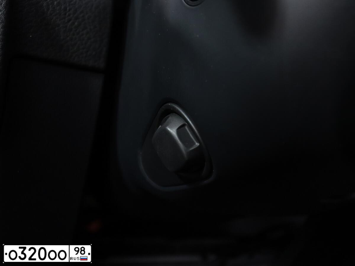 Фото автомобиля VOLKSWAGEN TOUAREG, 2011 — госномер О320ОО98. Цвет: ЧЕРНЫЙ