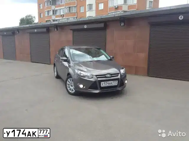 Фото автомобиля FORD FOCUS, 2013 — госномер Е999МА61. Цвет: СЕРЫЙ