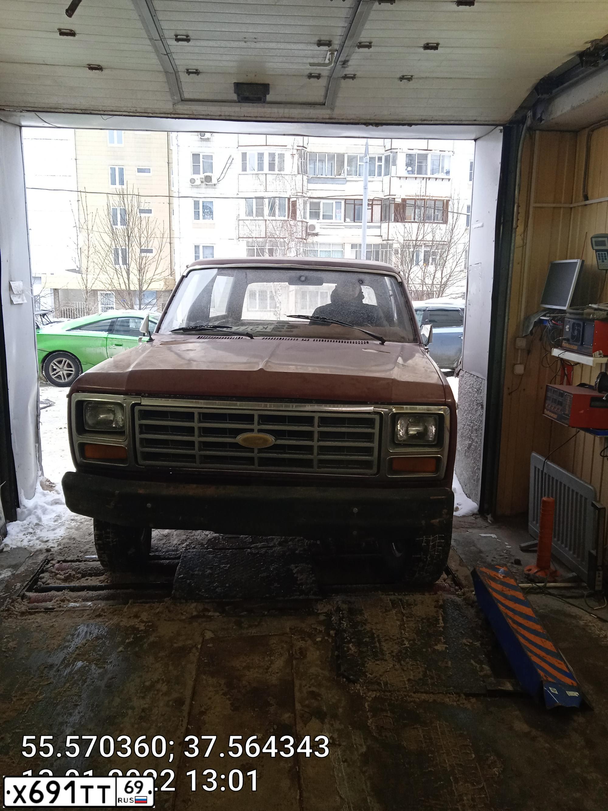 Фото автомобиля FORD BRONCO, 1982 — госномер С017КТ797. Цвет: ВИШНЕВЫЙ