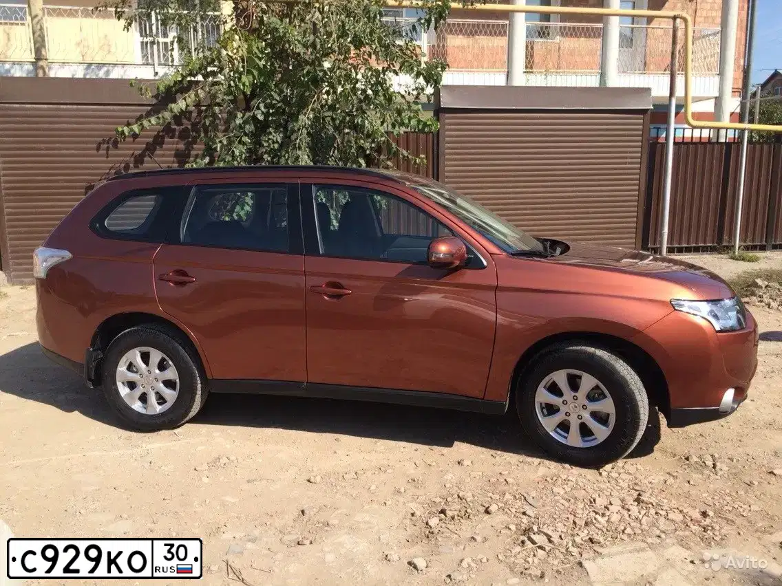 Фото автомобиля MITSUBISHI OUTLANDER, 2012 — госномер Х330МХ30. Цвет: Коричневый