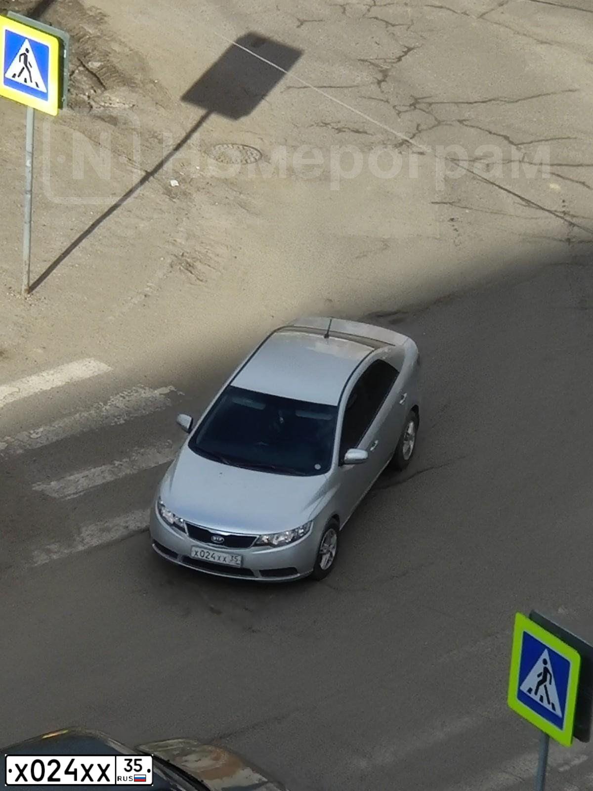 Фото автомобиля KIA CERATO, 2012 — госномер Х024ХХ35. Цвет: СЕРЕБРИСТЫЙ