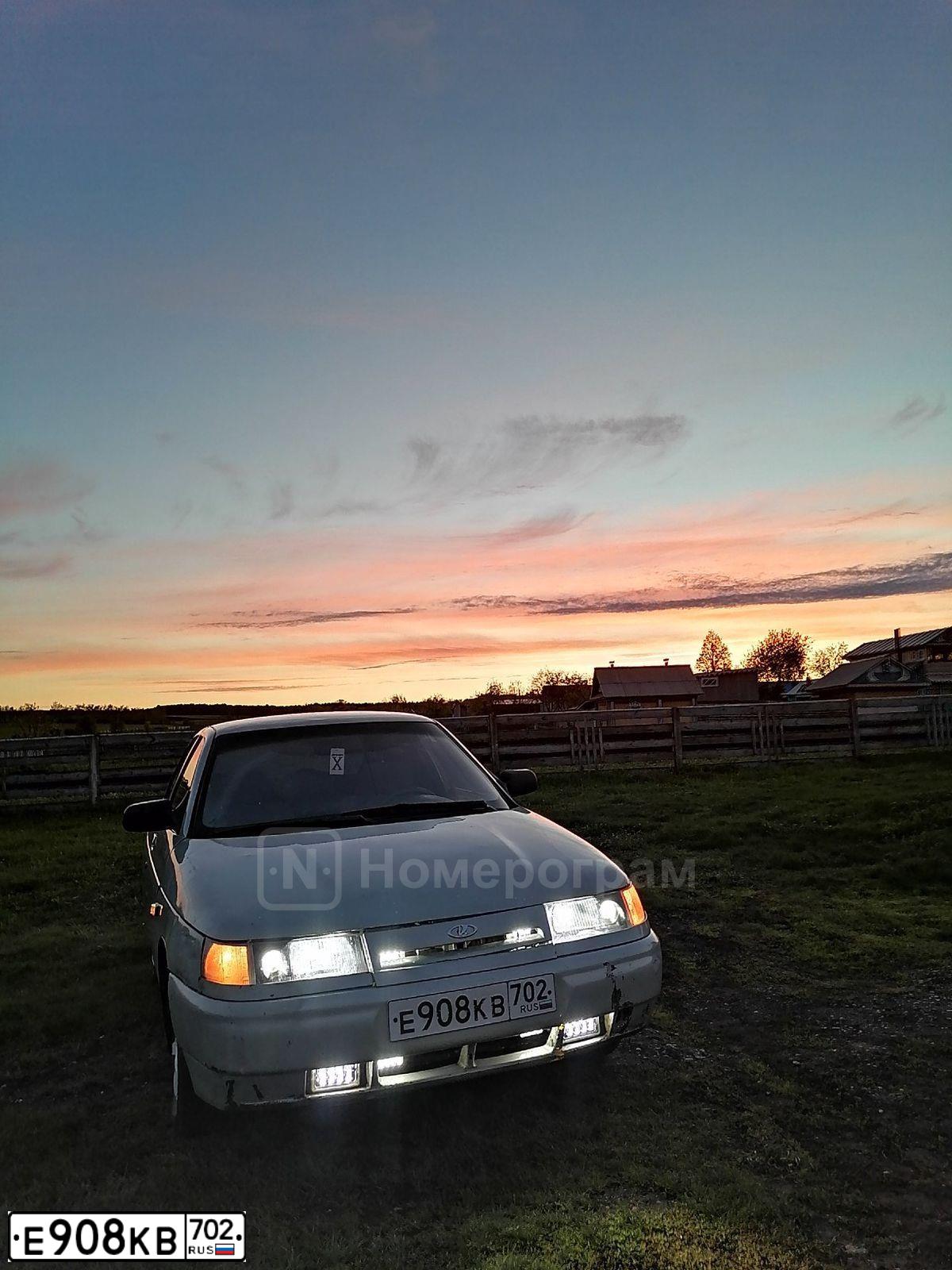 Фото автомобиля LADA 2110, 2005 — госномер Е908КВ702. Цвет: МОЛОЧНО-БЕЛЫЙ СЕРЕБРИСТЫЙ