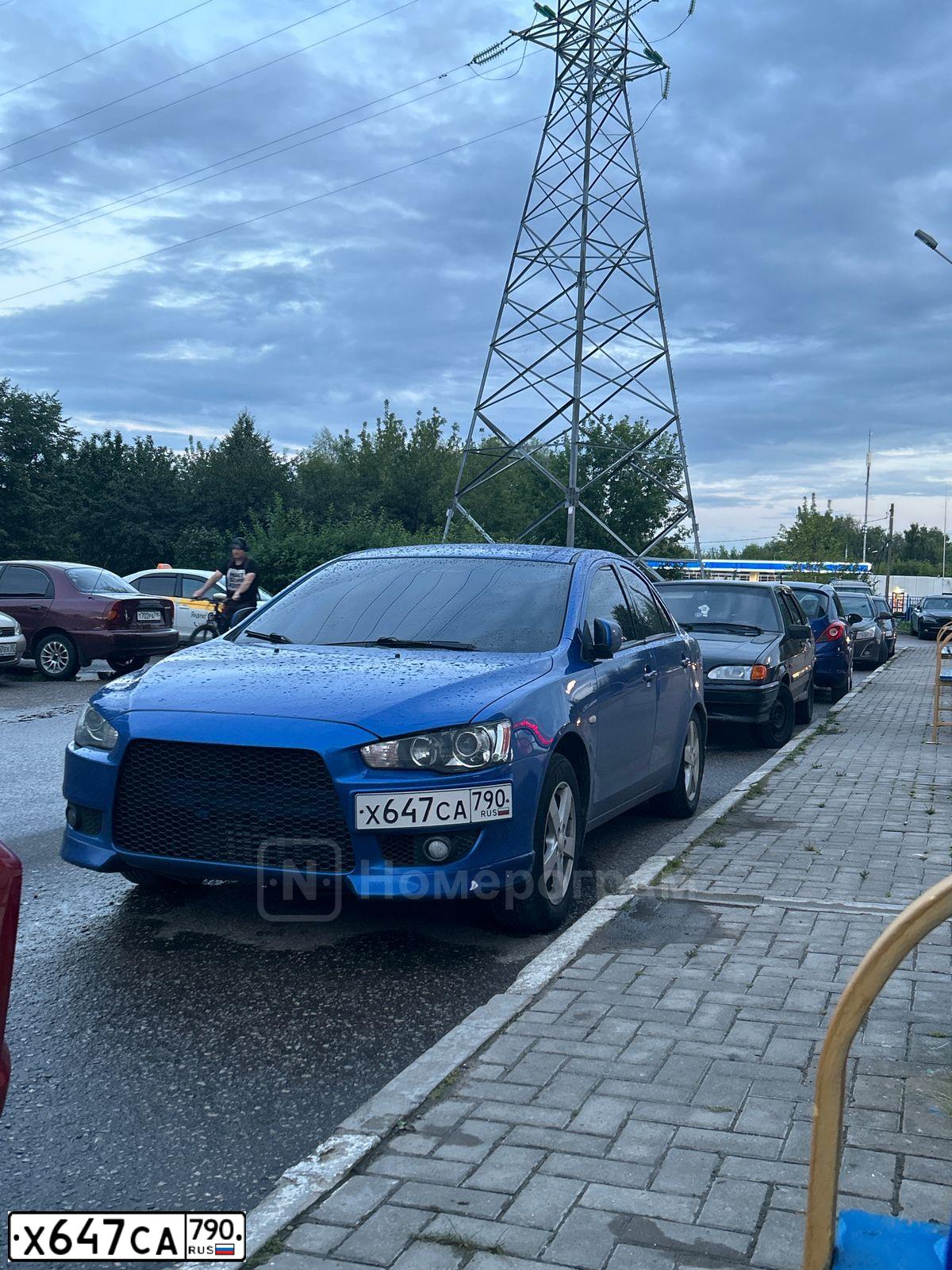 Фото автомобиля MITSUBISHI LANCER, 2008 — госномер Х647СА790. Цвет: синий