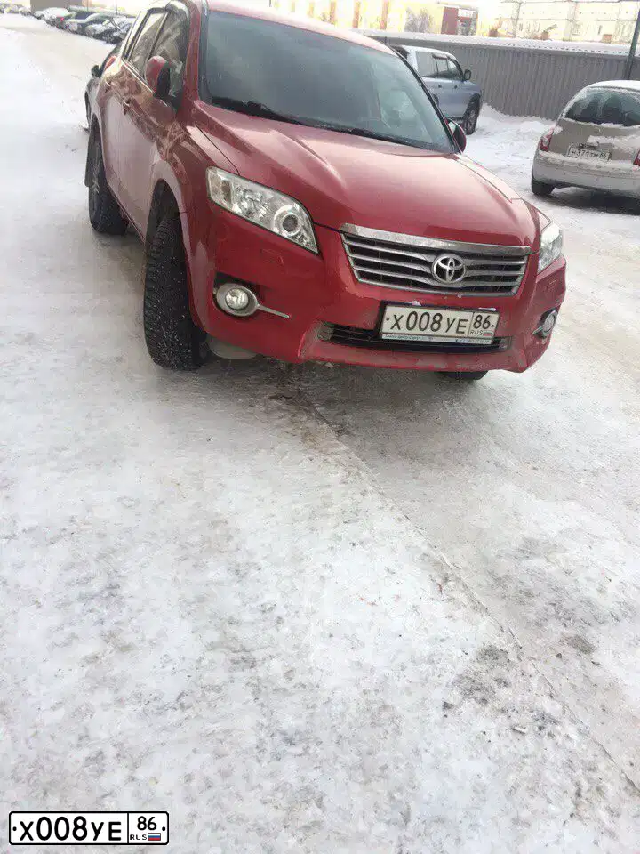 Фото автомобиля TOYOTA RAV4, 2012 — госномер Х008УЕ86. Цвет: КРАСНЫЙ
