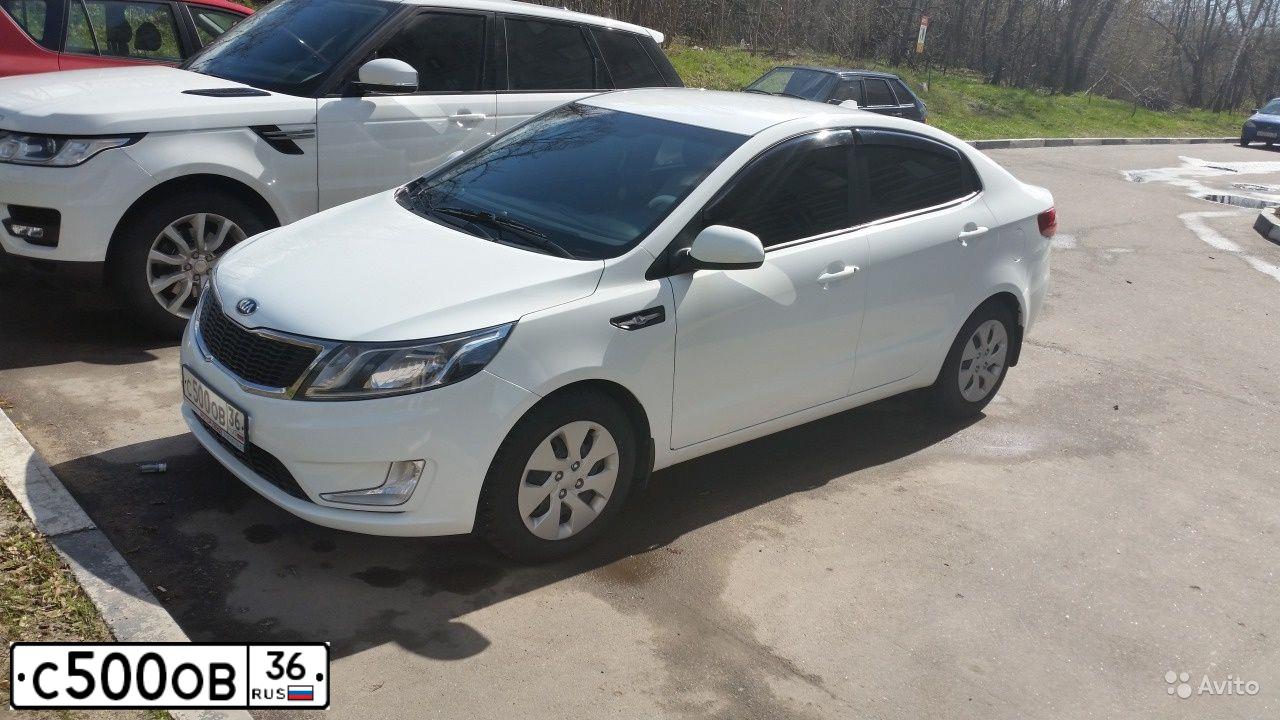 Фото автомобиля KIA RIO, 2013 — госномер Е477ВВ136. Цвет: Белый
