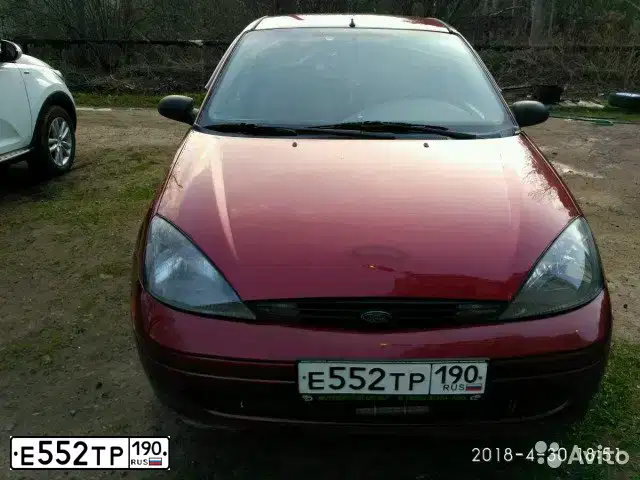 Фото автомобиля FORD FOCUS, 2004 — госномер Е552ТР190. Цвет: ВИШНЕВЫЙ