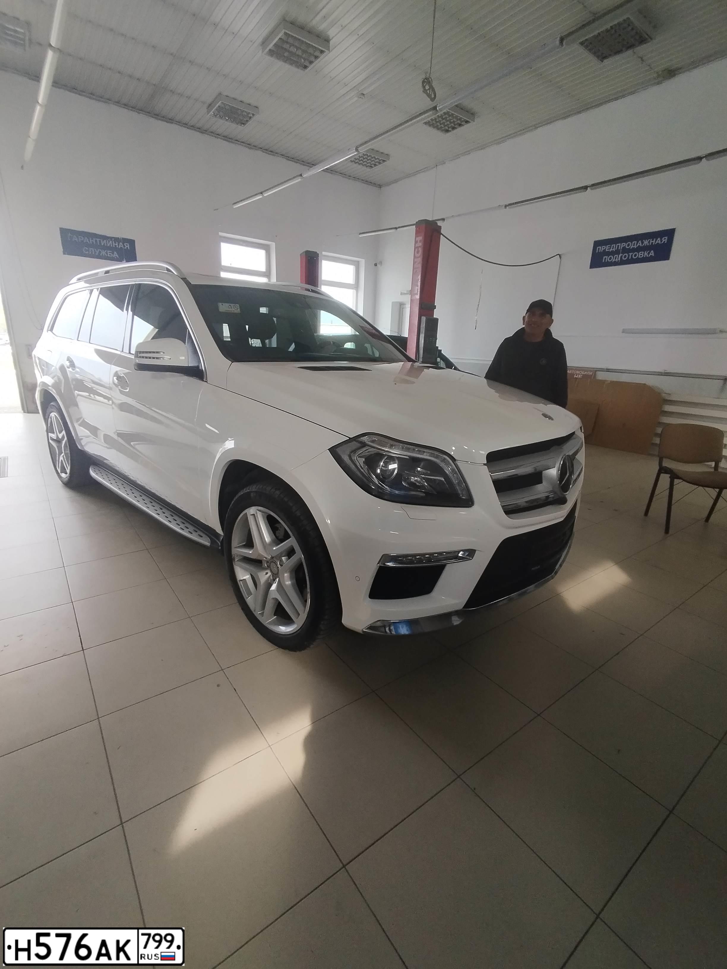 Фото автомобиля MERCEDES GL-KLASSE, 2015 — госномер Н576АК799. Цвет: Белый