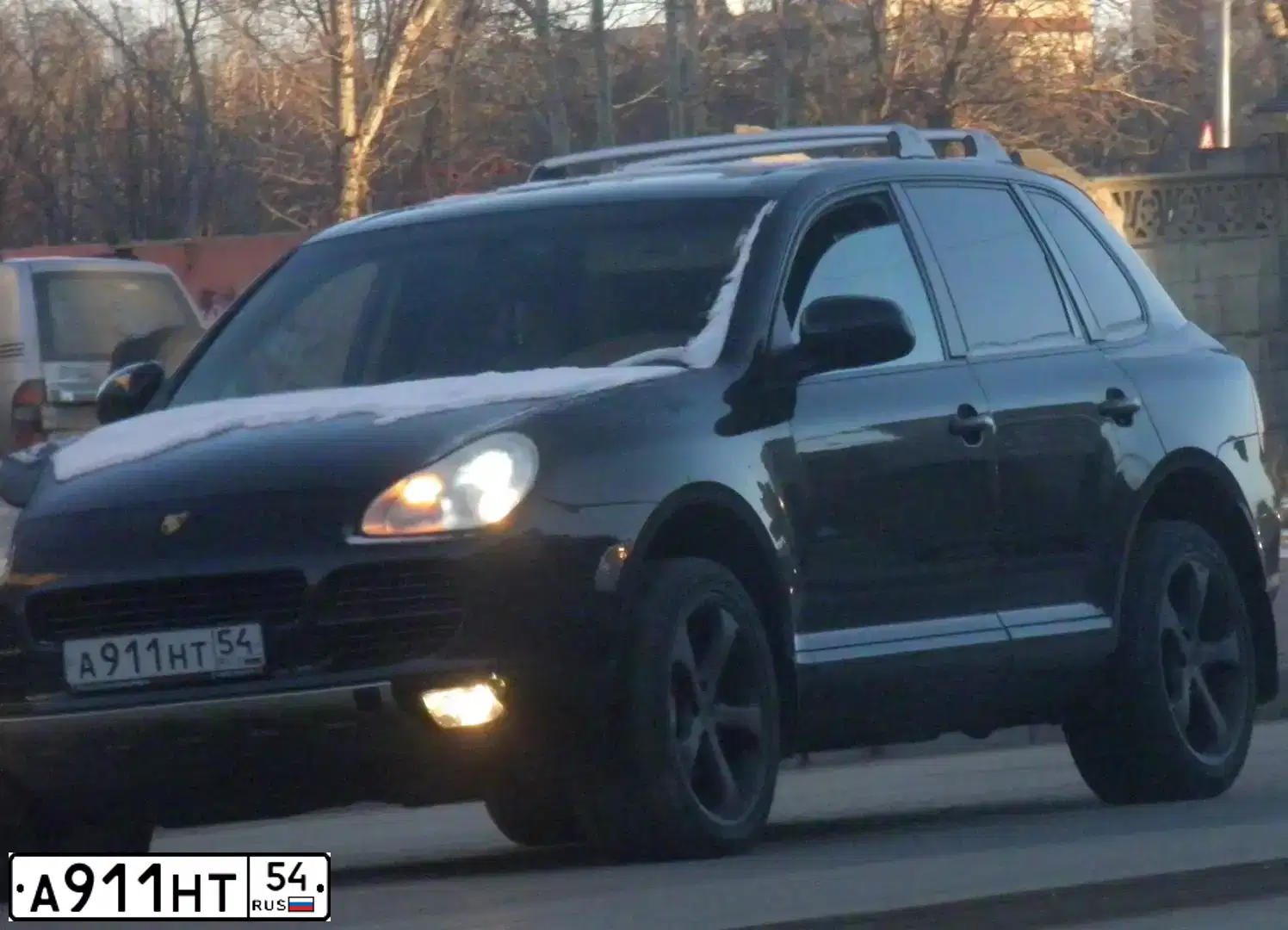 Фото автомобиля PORSCHE CAYENNE, 2003 — госномер А911НТ54. Цвет: ЧЕРНЫЙ