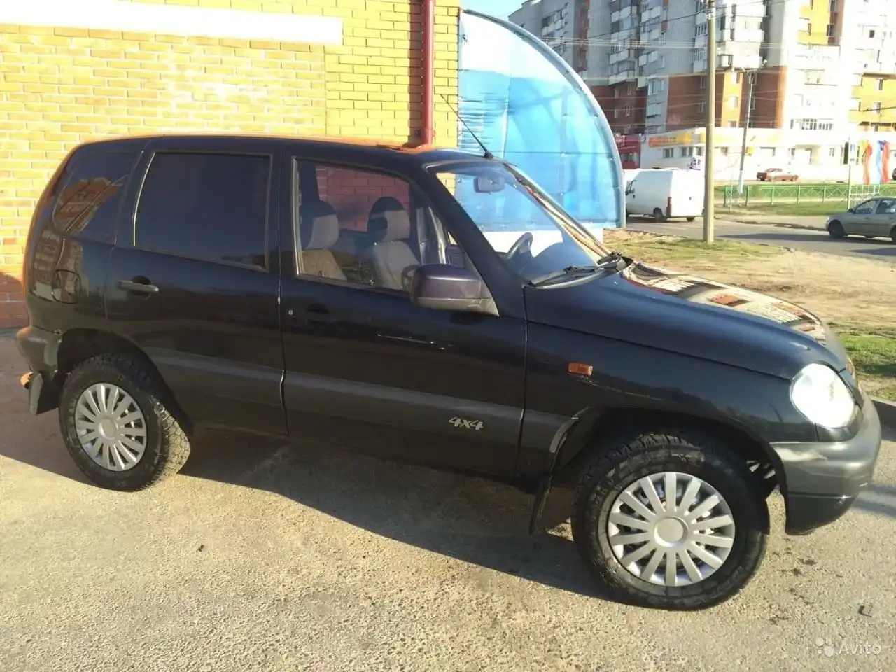 Фото автомобиля CHEVROLET NIVA, 2005 — госномер С151ЕВ181. Цвет: ЧЕРНЫЙ