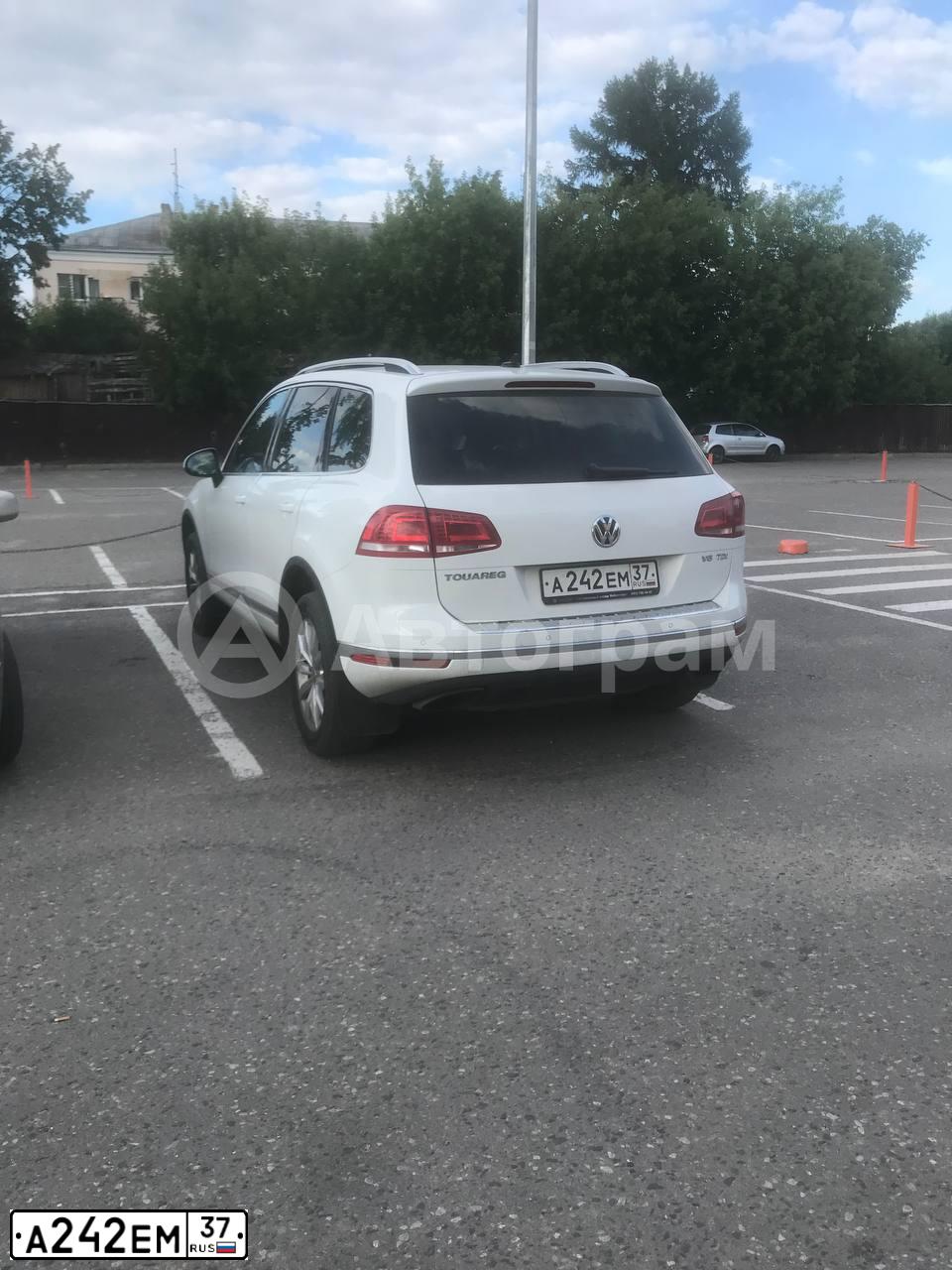 Фото автомобиля VOLKSWAGEN TOUAREG, 2015 — госномер А242ЕМ37. Цвет: Белый