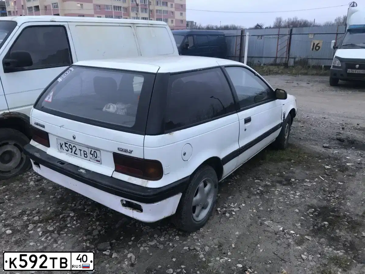 Фото автомобиля MITSUBISHI COLT, 1990 — госномер К592ТВ40. Цвет: Белый
