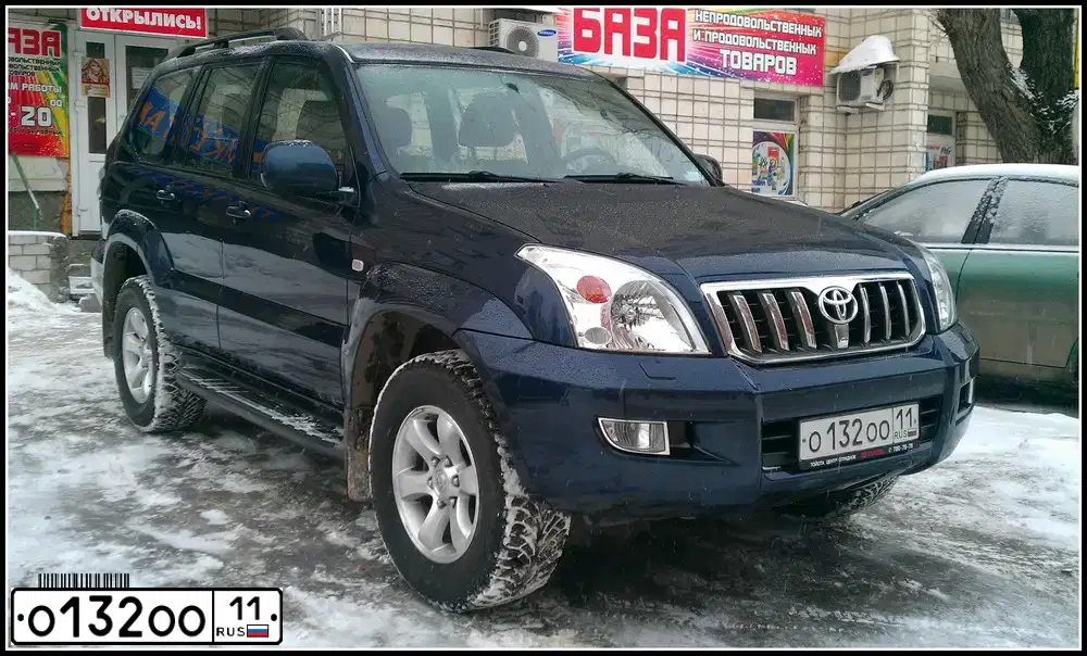 Фото автомобиля TOYOTA LANDCRUISER, 2004 — госномер О132ОО11. Цвет: ТЕМНО-СИНИЙ