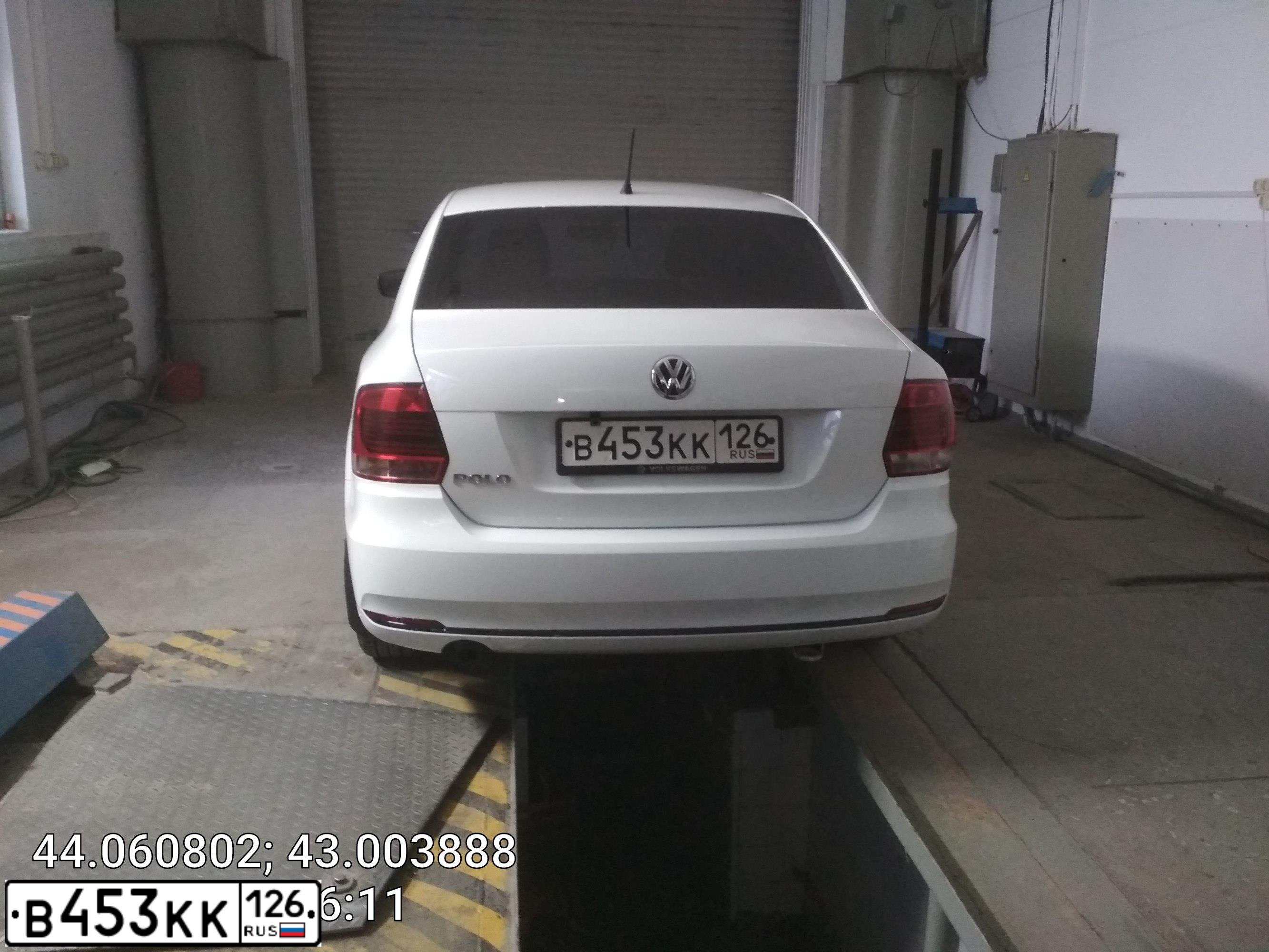 Фото автомобиля VOLKSWAGEN POLO, 2016 — госномер В453КК126. Цвет: БЕЛЫЙ