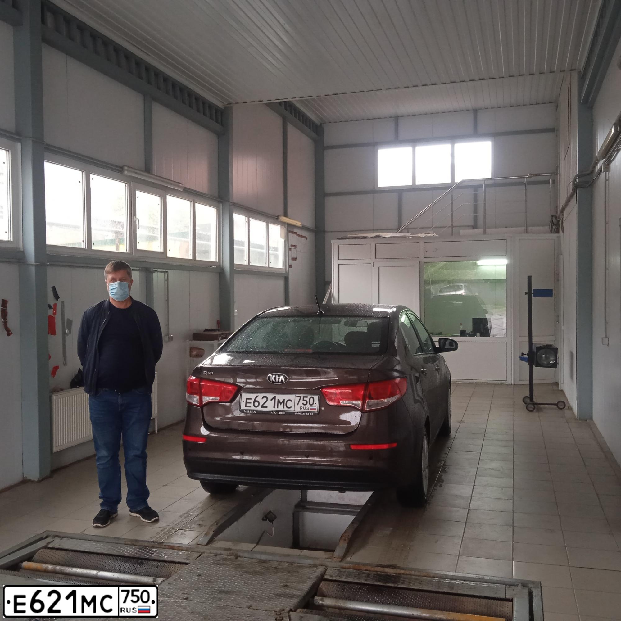 Фото автомобиля KIA RIO, 2015 — госномер Е621МС750. Цвет: Коричневый