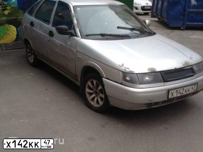 Фото автомобиля LADA 2112, 2001 — госномер О411УО98. Цвет: СЕРЕБРИСТЫЙ