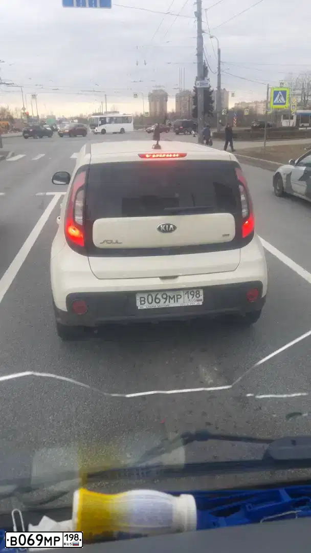 Фото автомобиля KIA SOUL, 2018 — госномер В069МР198. Цвет: БЕЖЕВЫЙ