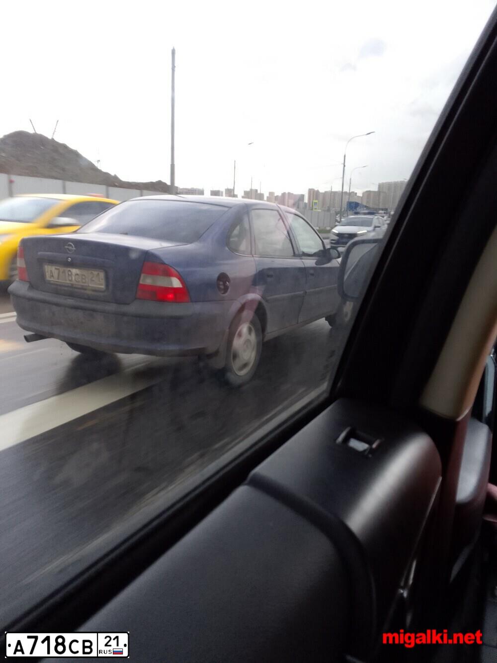 Фото автомобиля OPEL VECTRA, 1997 — госномер А718СВ21. Цвет: СИНИЙ