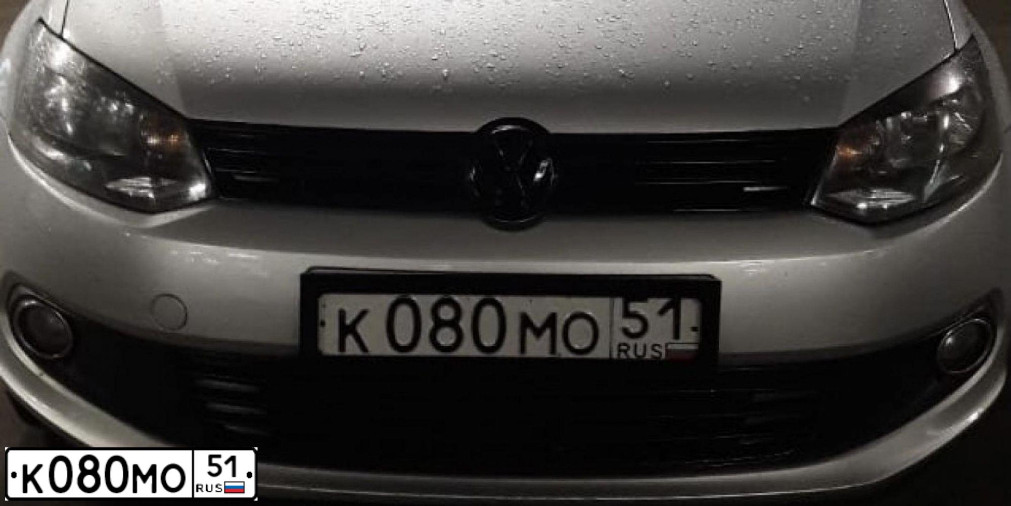 Фото автомобиля VOLKSWAGEN POLO, 2013 — госномер К080МО51. Цвет: Серебристый