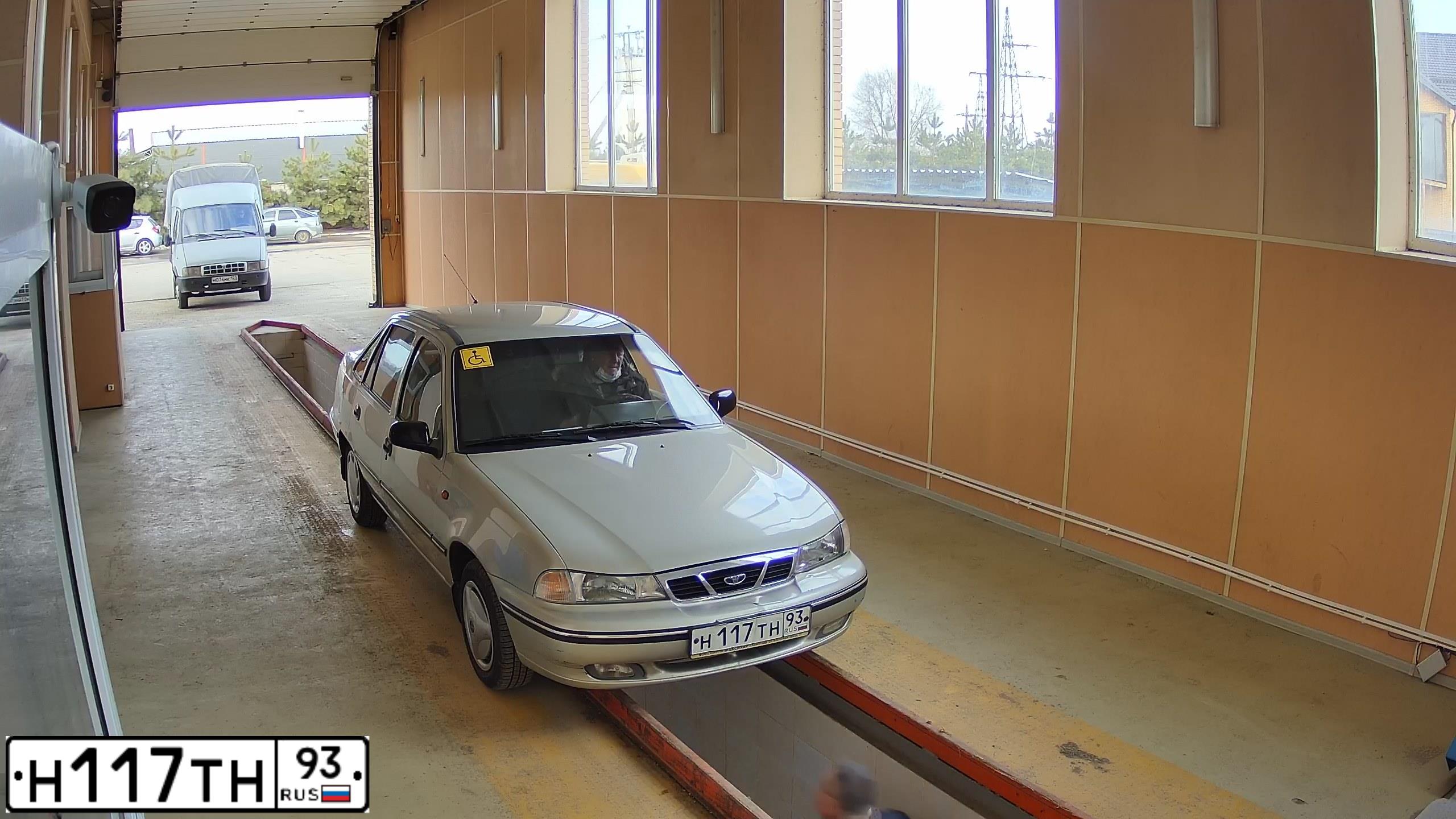Фото автомобиля DAEWOO NEXIA, 2008 — госномер Е172РН193. Цвет: Серебристый