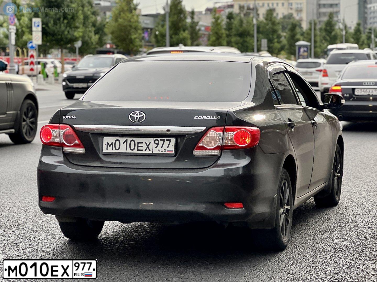 Фото автомобиля TOYOTA COROLLA, 2010 — госномер М010ЕХ977. Цвет: ЧЕРНЫЙ