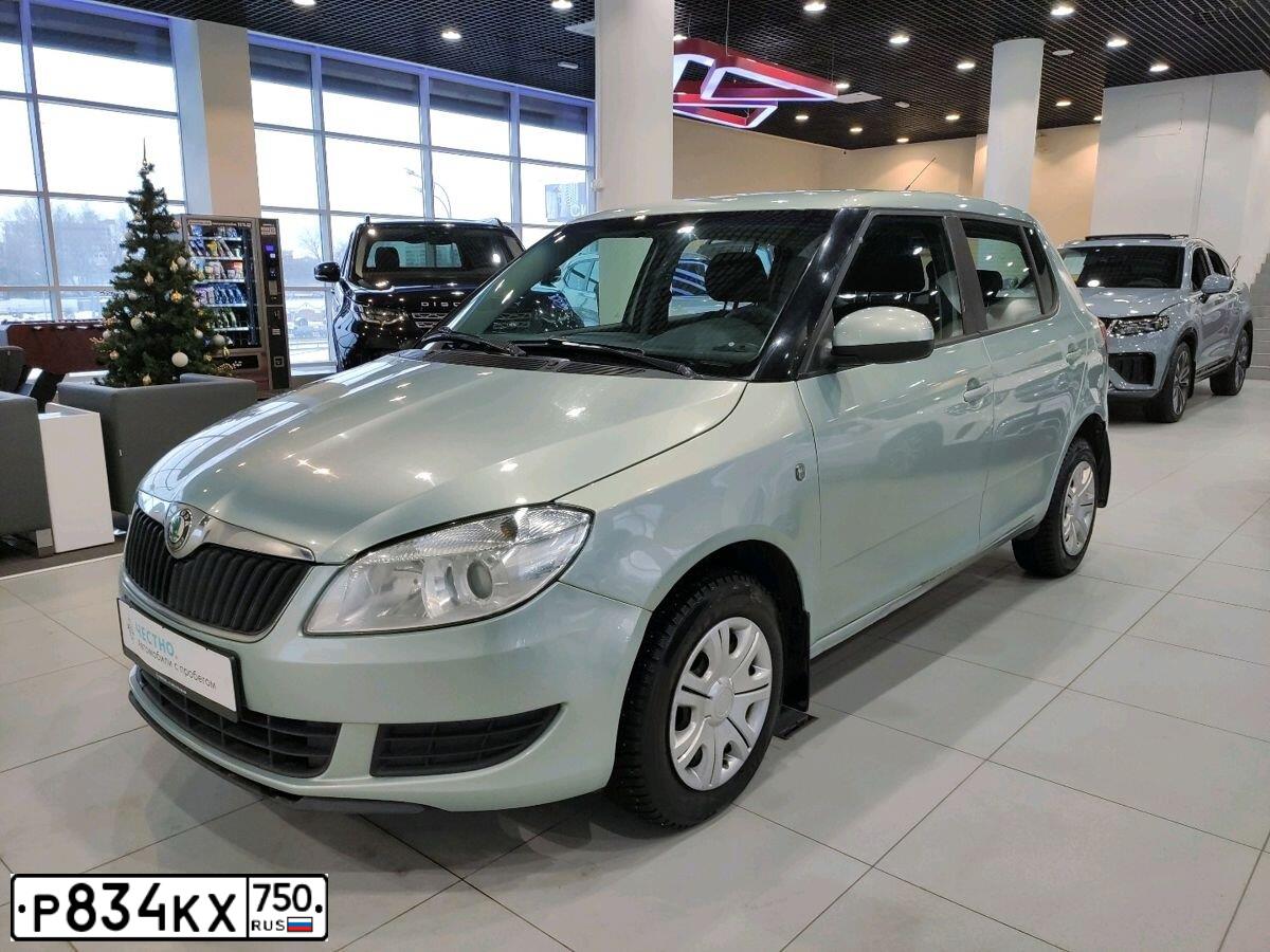 Фото автомобиля SKODA FABIA, 2011 — госномер Е077МС76. Цвет: БЛЕКЛО-ЗЕЛЕНЫЙ