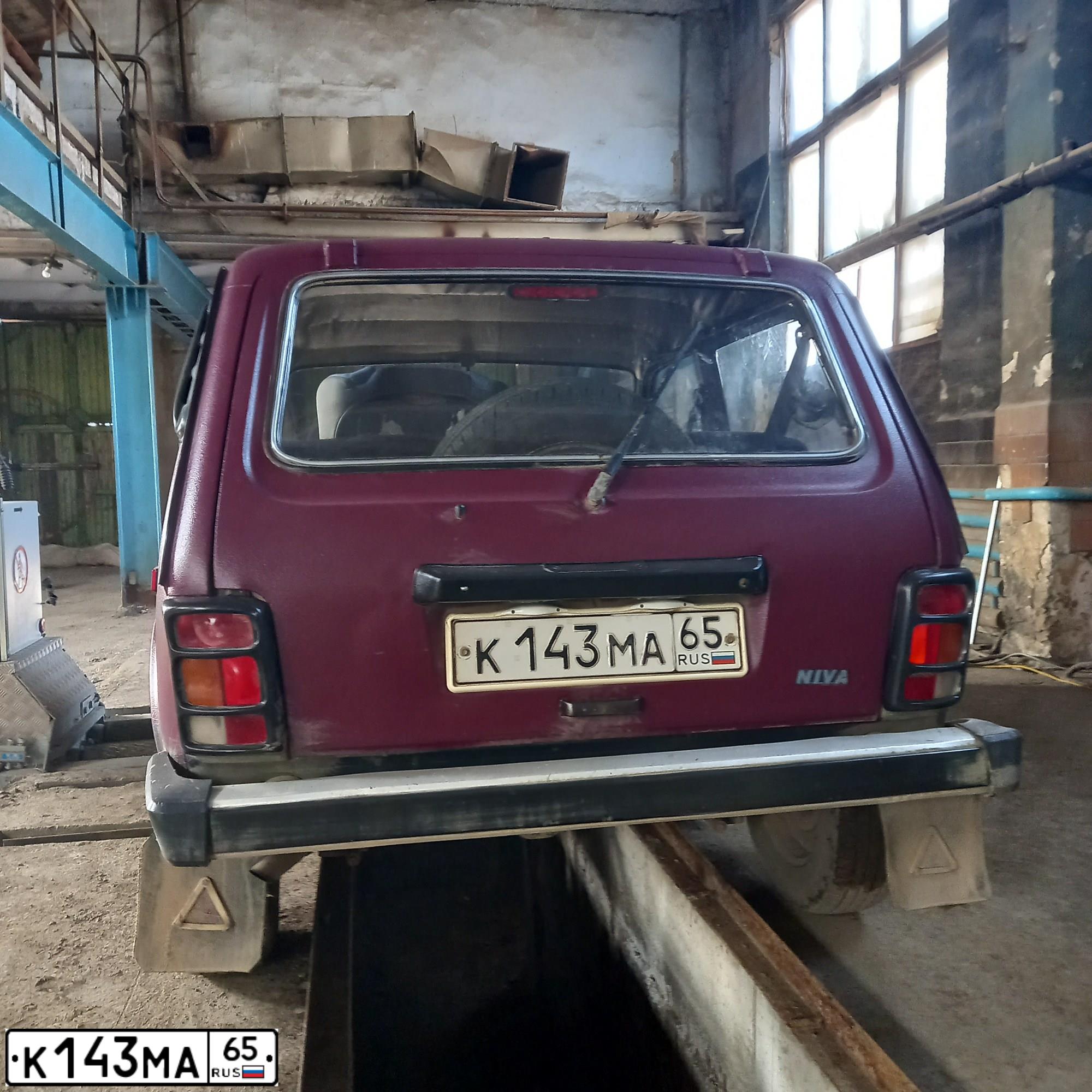 Фото автомобиля LADA 2121 NIVA, 2003 — госномер К143МА65. Цвет: БОРДОВЫЙ