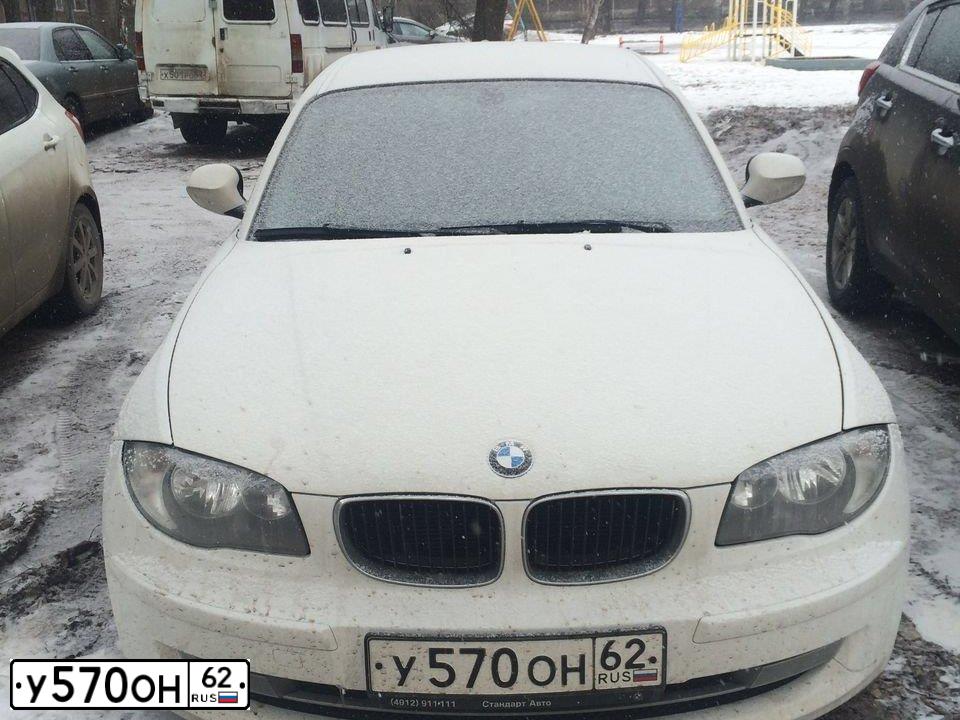 Фото автомобиля BMW SERIE 1, 2010 — госномер У805СО62. Цвет: БЕЛЫЙ