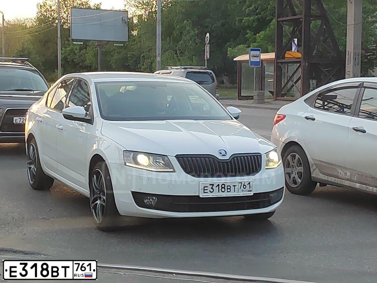 Фото автомобиля SKODA OCTAVIA, 2013 — госномер Е318ВТ761. Цвет: Белый