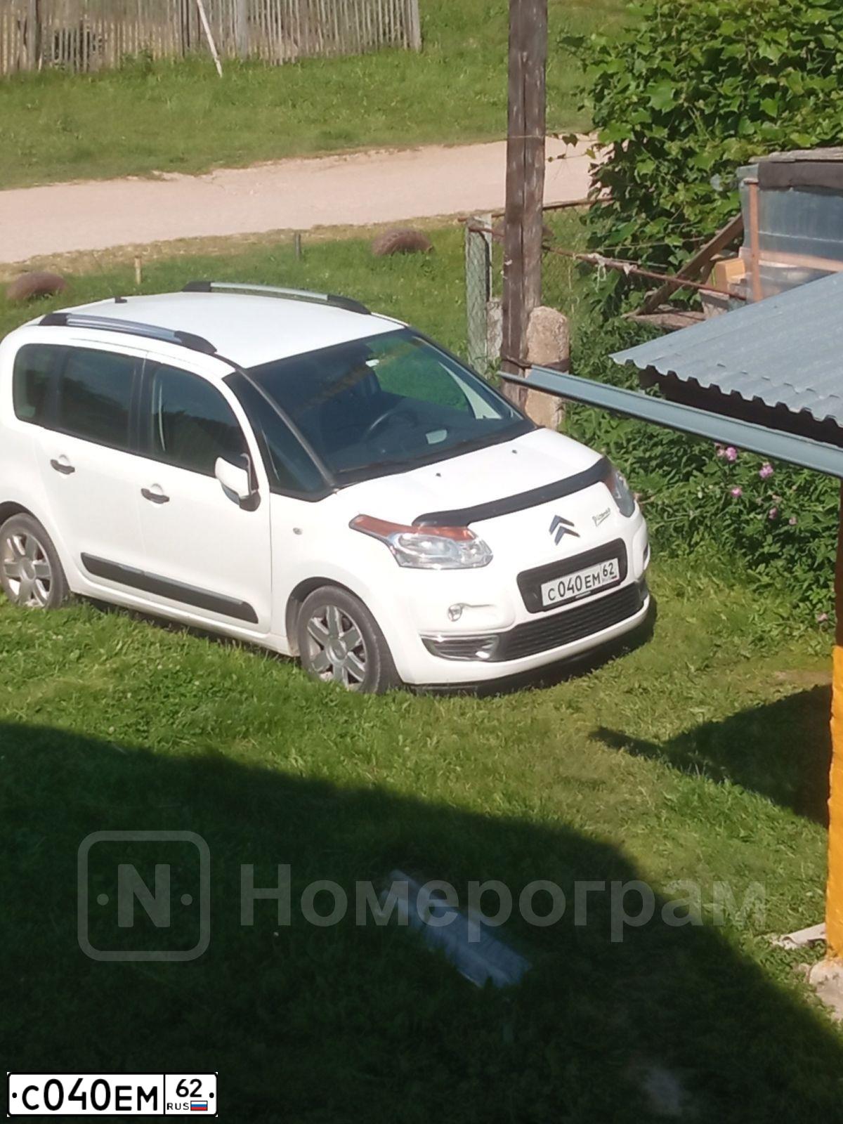 Фото автомобиля CITROEN C3 PICASSO, 2012 — госномер С040ЕМ62. Цвет: Белый