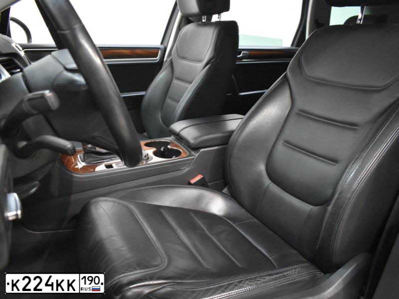 Фото автомобиля VOLKSWAGEN TOUAREG, 2010 — госномер Т450ТХ62. Цвет: ЧЕРНЫЙ