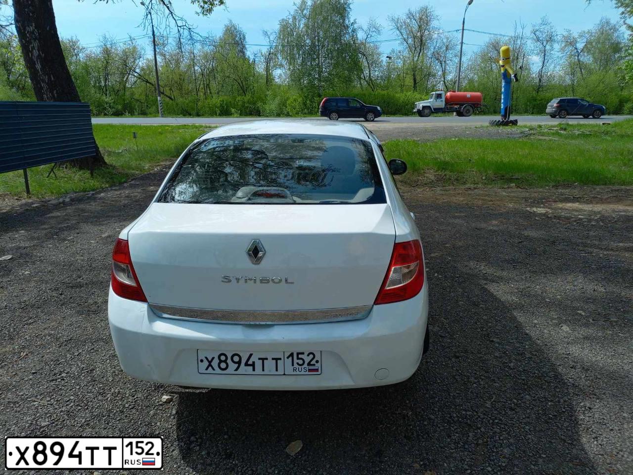 Фото автомобиля RENAULT SYMBOL, 2010 — госномер У204ЕТ152. Цвет: Белый