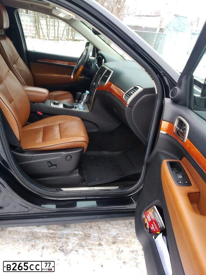 Фото автомобиля JEEP GRAND CHEROKEE, 2012 — госномер М404ЕТ790. Цвет: ЧЕРНЫЙ