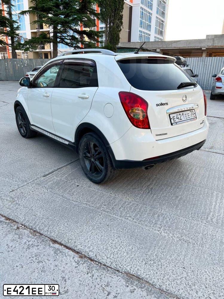 Фото автомобиля SSANGYONG ACTYON, 2011 — госномер Е421ЕЕ30. Цвет: Белый