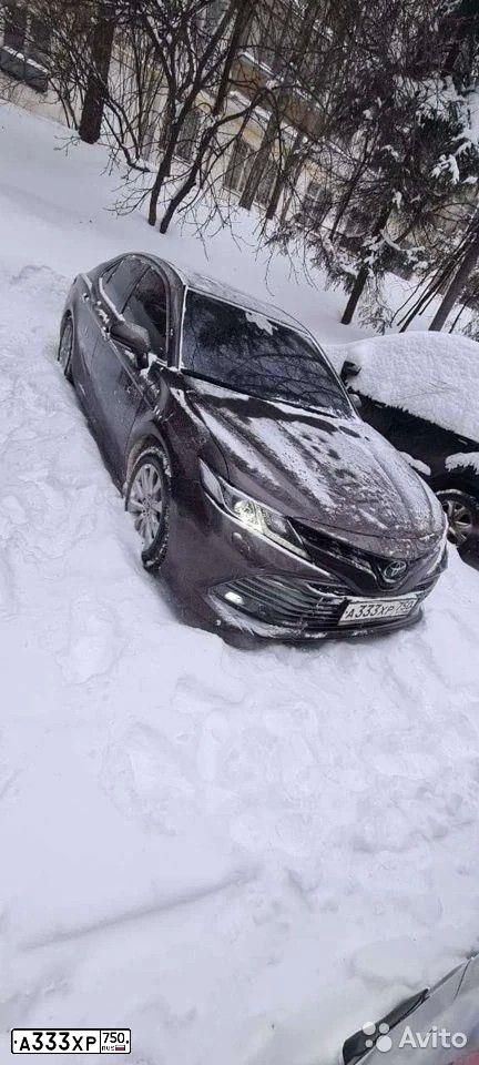 Фото автомобиля TOYOTA CAMRY, 2018 — госномер В214СТ790. Цвет: БЕЛЫЙ-ЖЕЛТЫЙ-СЕРЫЙ