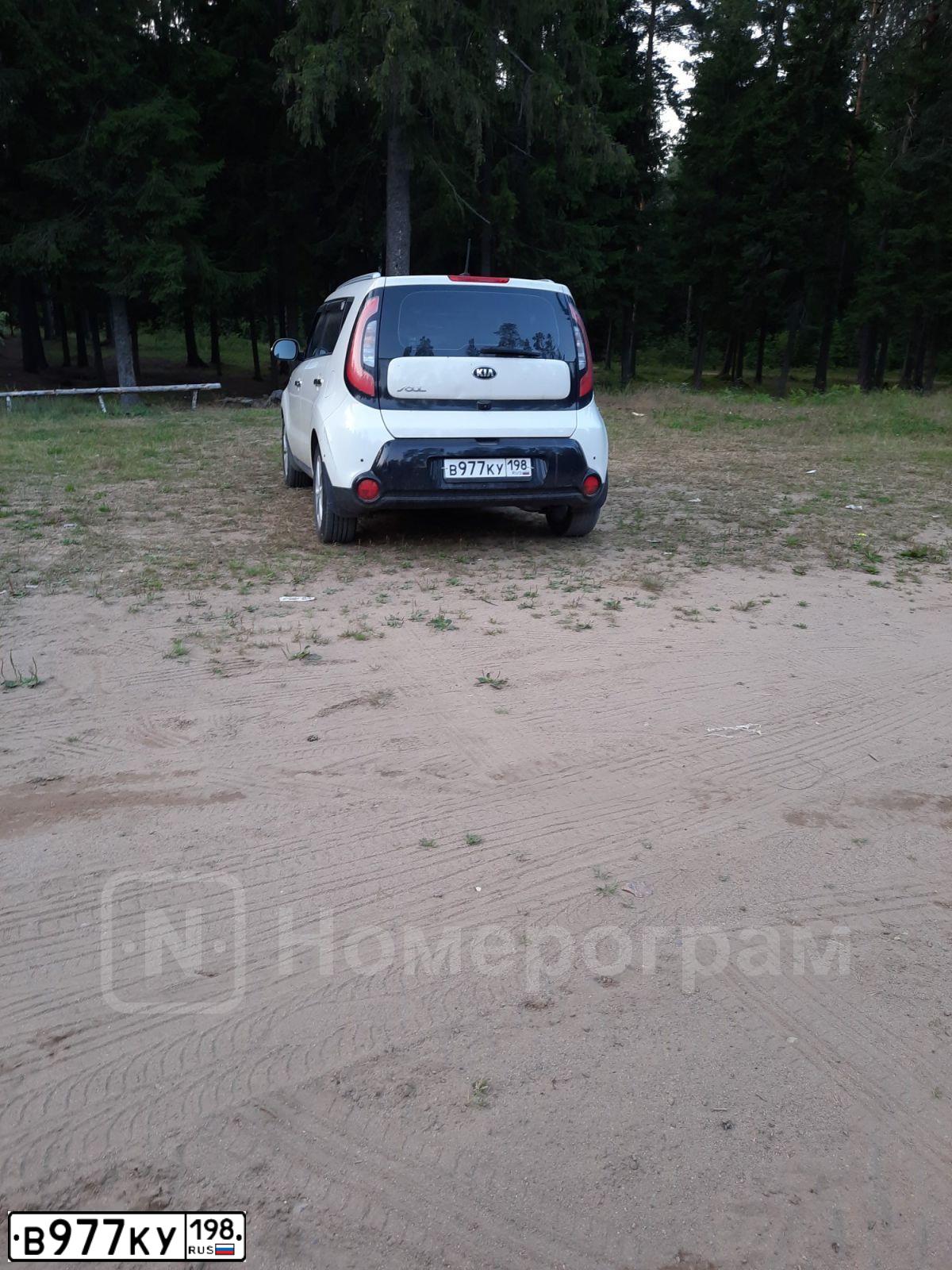 Фото автомобиля KIA SOUL, 2014 — госномер В977КУ198. Цвет: БЕЖЕВЫЙ
