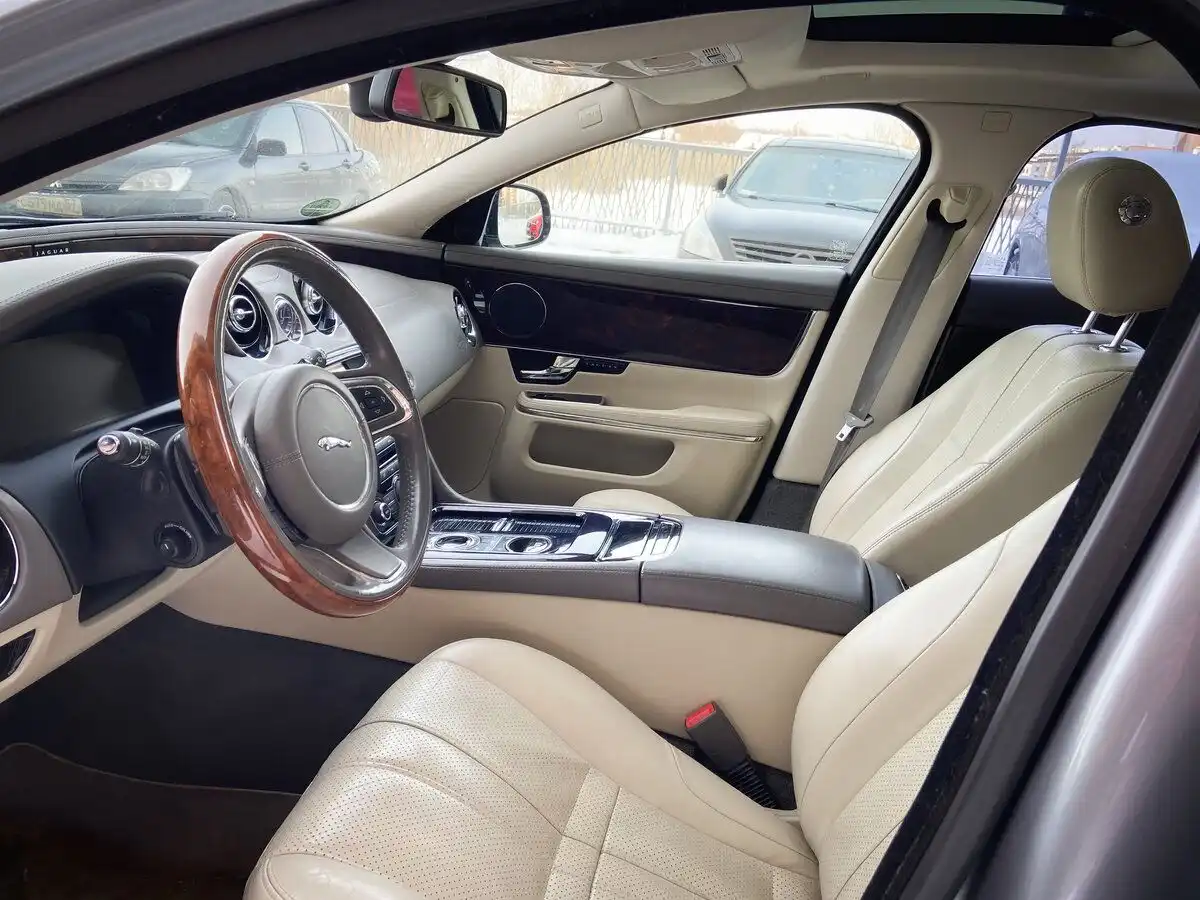 Фото автомобиля JAGUAR XJ-SERIE, 2010 — госномер К507КК39. Цвет: СЕРЫЙ