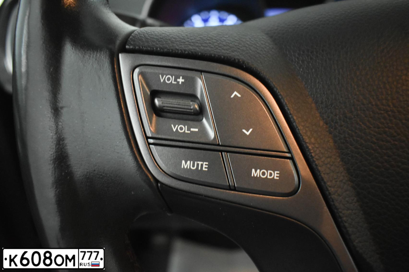 Фото автомобиля HYUNDAI SANTA FE, 2015 — госномер К608ОМ777. Цвет: СЕРЫЙ