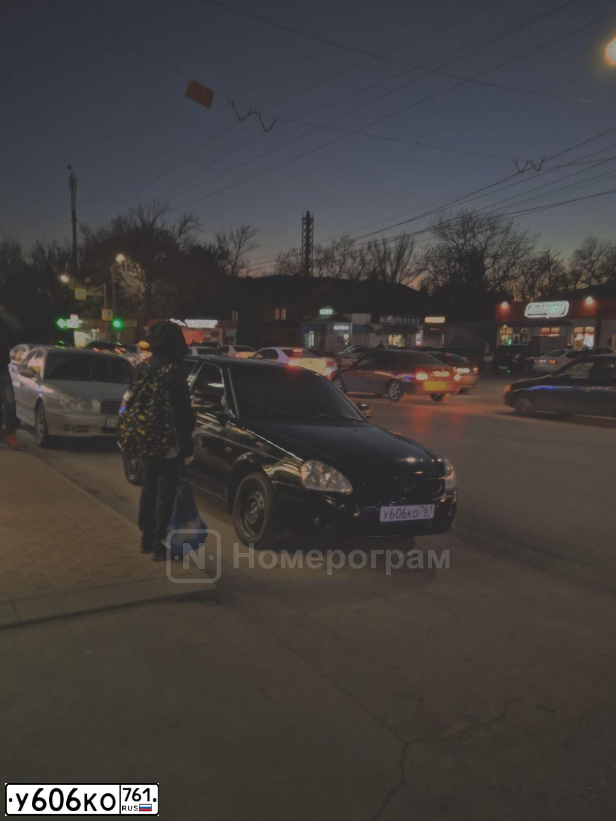 Фото автомобиля LADA 2172 PRIORA, 2009 — госномер У606КО761. Цвет: СИНЕ-ЧЕРНЫЙ