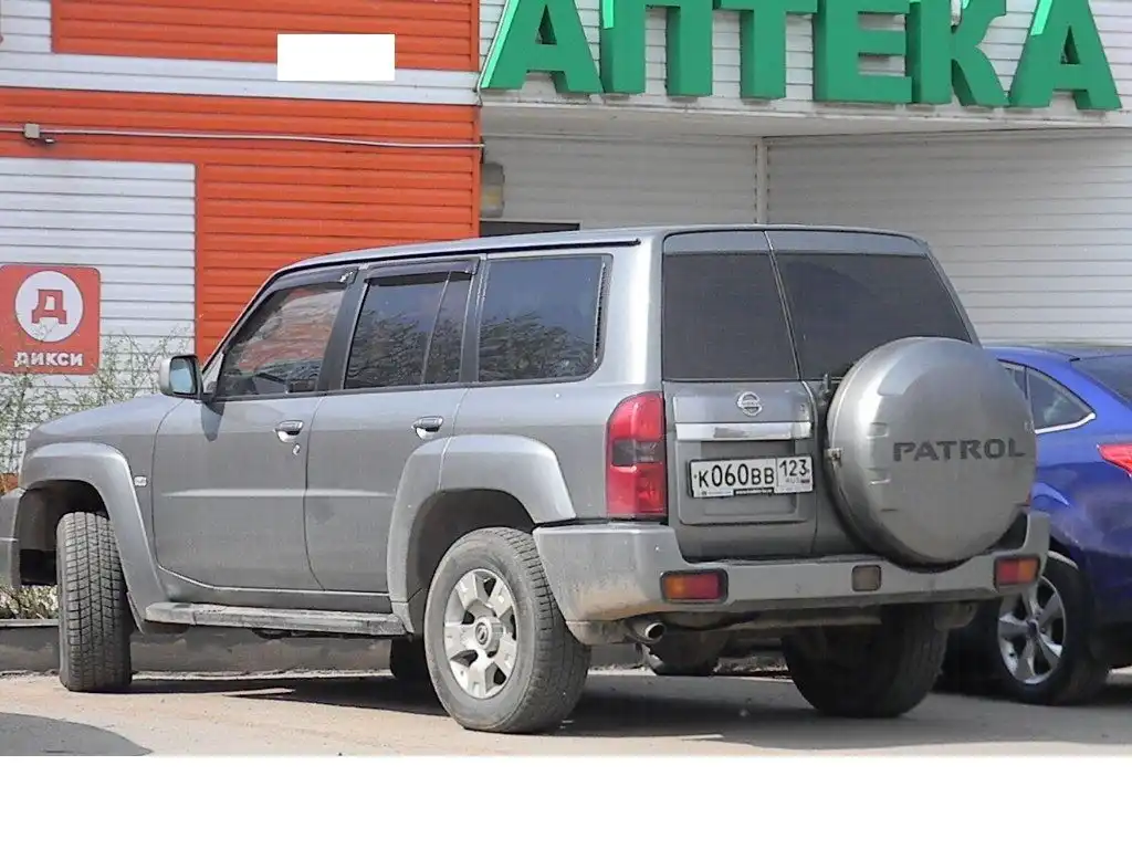 Фото автомобиля NISSAN PATROL, 2008 — госномер М228ВР977. Цвет: Серый
