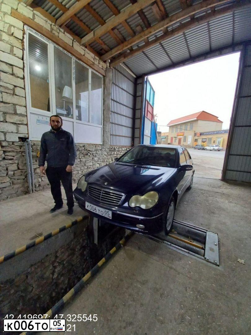 Фото автомобиля MERCEDES C-KLASSE, 2001 — госномер К006ТО05. Цвет: СИНИЙ ТЕМНЫЙ