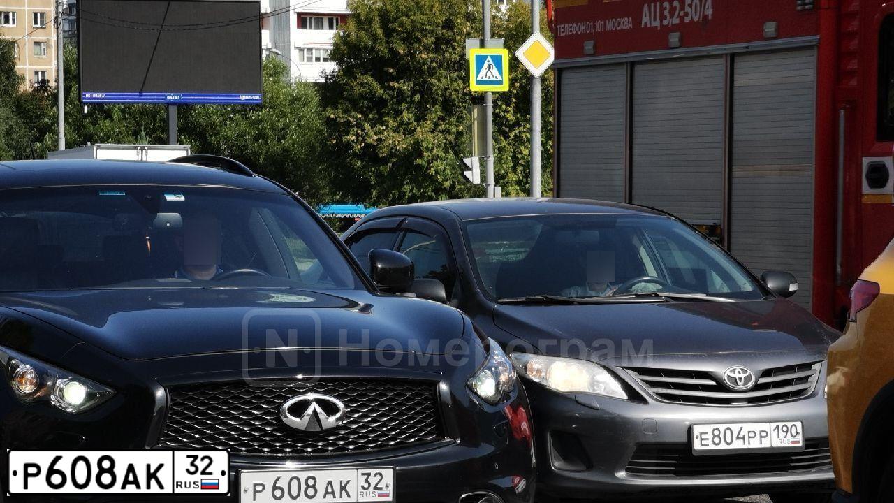 Фото автомобиля INFINITI QX70 /FX/, 2014 — госномер Е102ЕЕ50. Цвет: ЧЕРНЫЙ