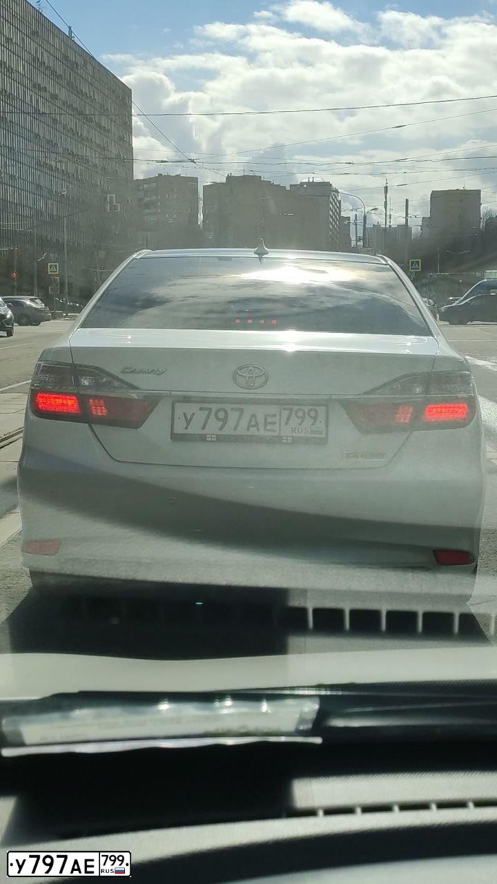Фото автомобиля TOYOTA CAMRY, 2017 — госномер У797АЕ799. Цвет: БЕЛЫЙ ПЕРЛАМУТР