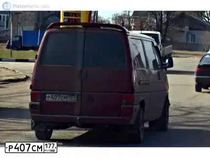 Фото автомобиля VOLKSWAGEN TRANSPORTER, 1997 — госномер Р407СМ177. Цвет: КРАСНЫЙ