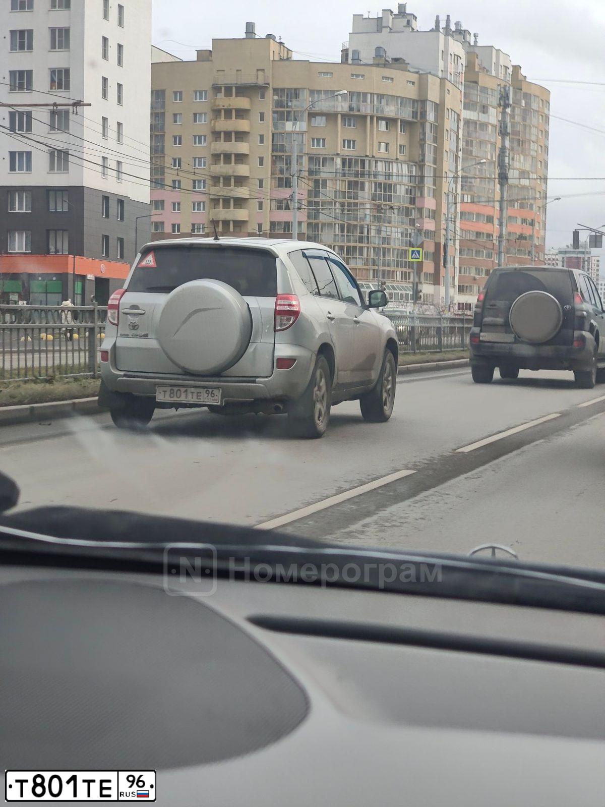 Фото автомобиля TOYOTA RAV4, 2011 — госномер Т801ТЕ96. Цвет: СВЕТЛО-СЕРЫЙ