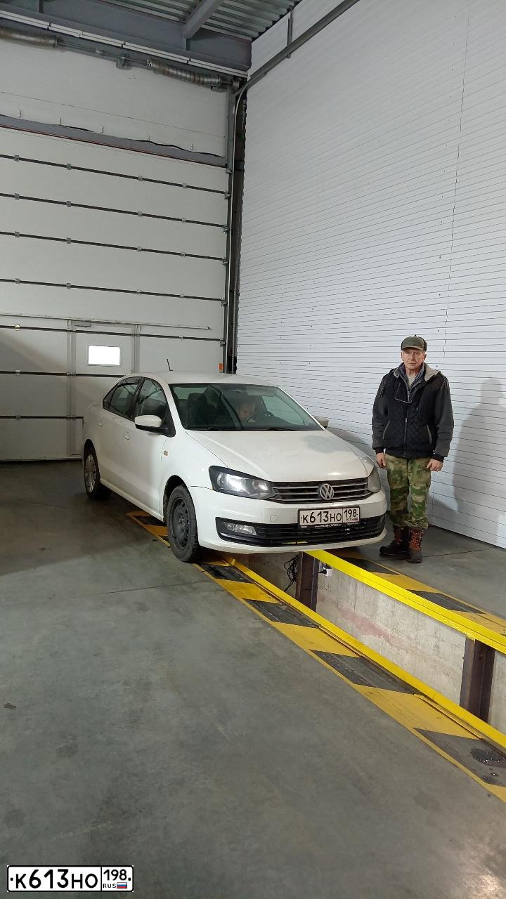 Фото автомобиля VOLKSWAGEN POLO, 2018 — госномер К613НО198. Цвет: Белый