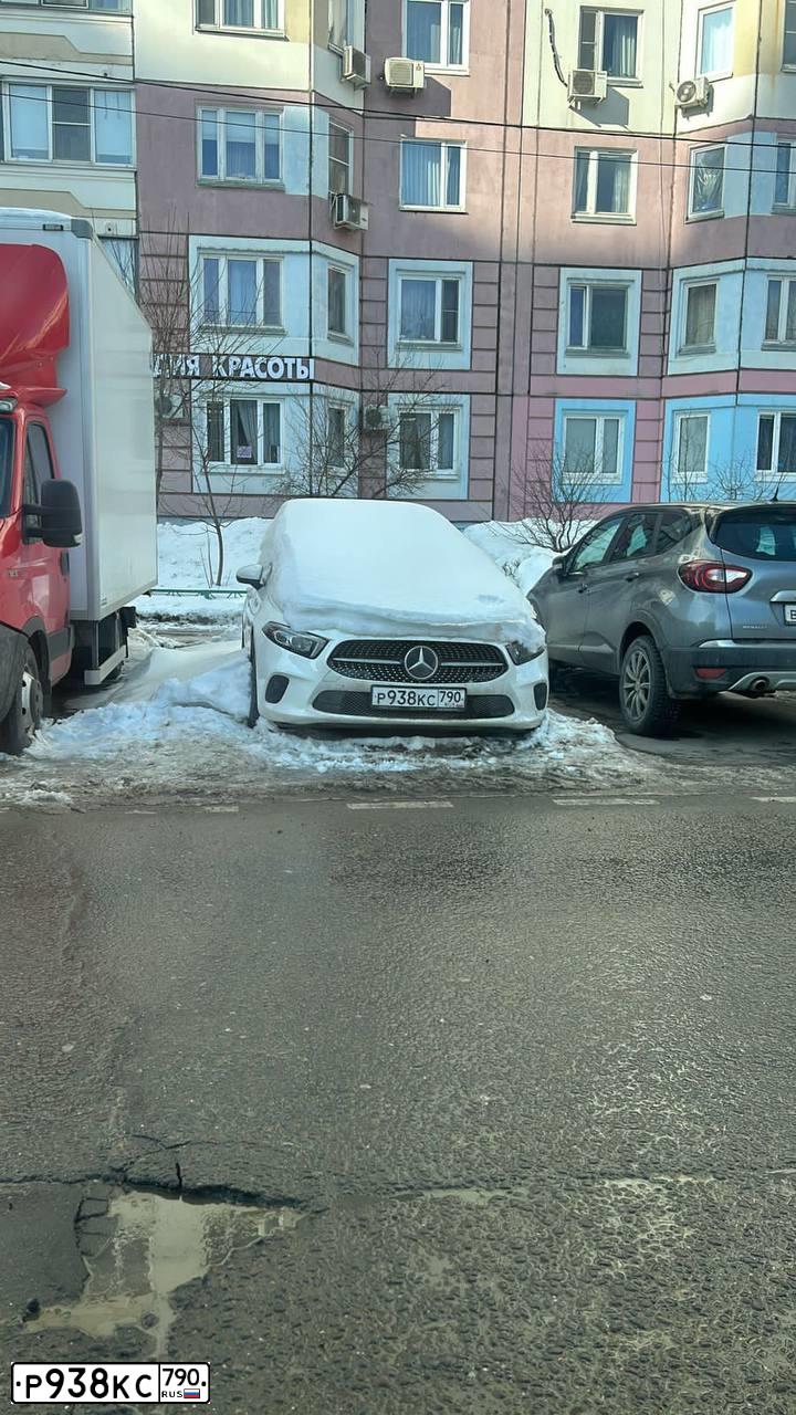 Фото автомобиля MERCEDES A-KLASSE, 2019 — госномер Р938КС790. Цвет: Белый