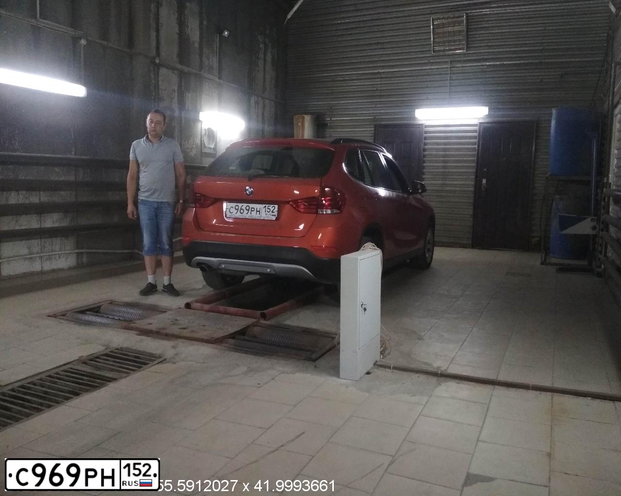 Фото автомобиля BMW X1, 2014 — госномер К511УА33. Цвет: Оранжевый